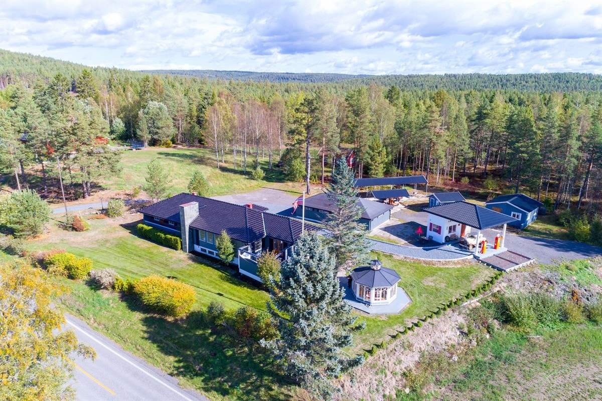 Blakerveien 1182/1184 er en meget innholdsrik eiendom på 16 dekar med enebolig, stor garasje, autentisk bensinstasjon fra 50-tallet m.m Galleribilde