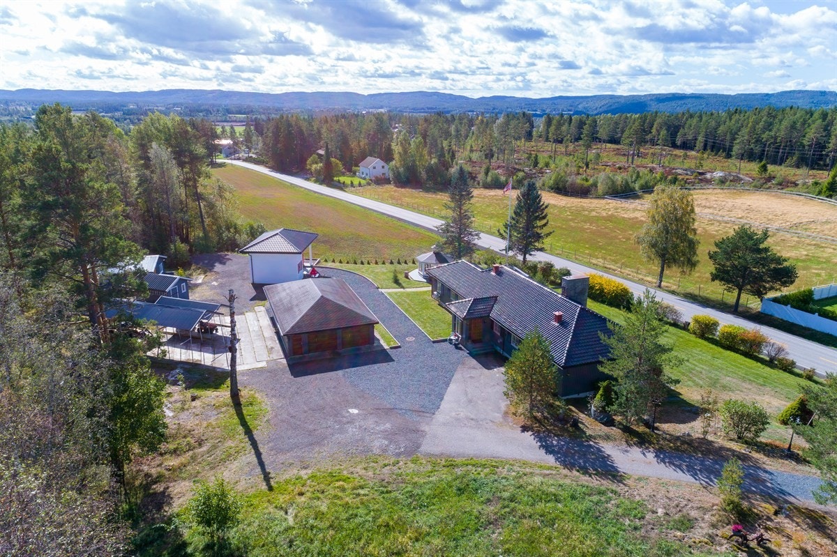 Eiendommen ligger fint til med utsikt over landbruksområde mot syd Galleribilde