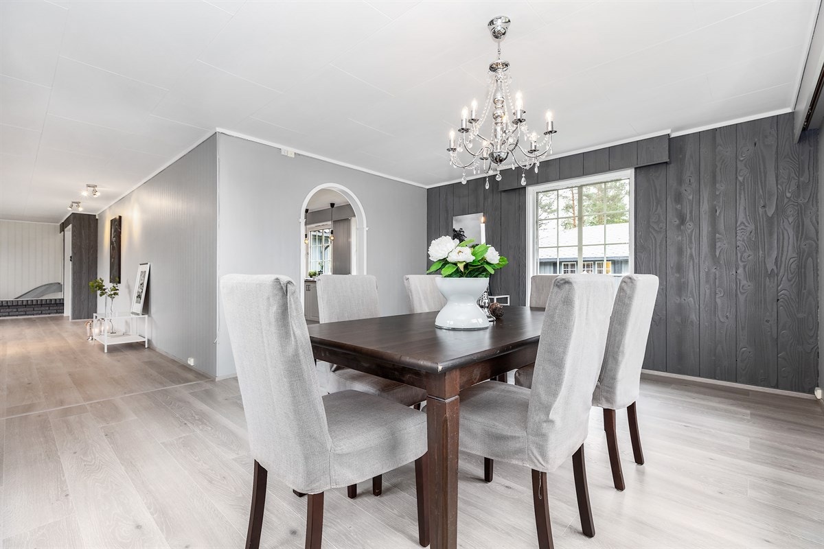 Spisestue med åpning til kjøkkenet og utgang til terrassen Galleribilde