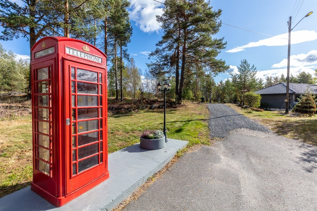 Telefonkiosken fungerer som postkassestativ Galleribilde