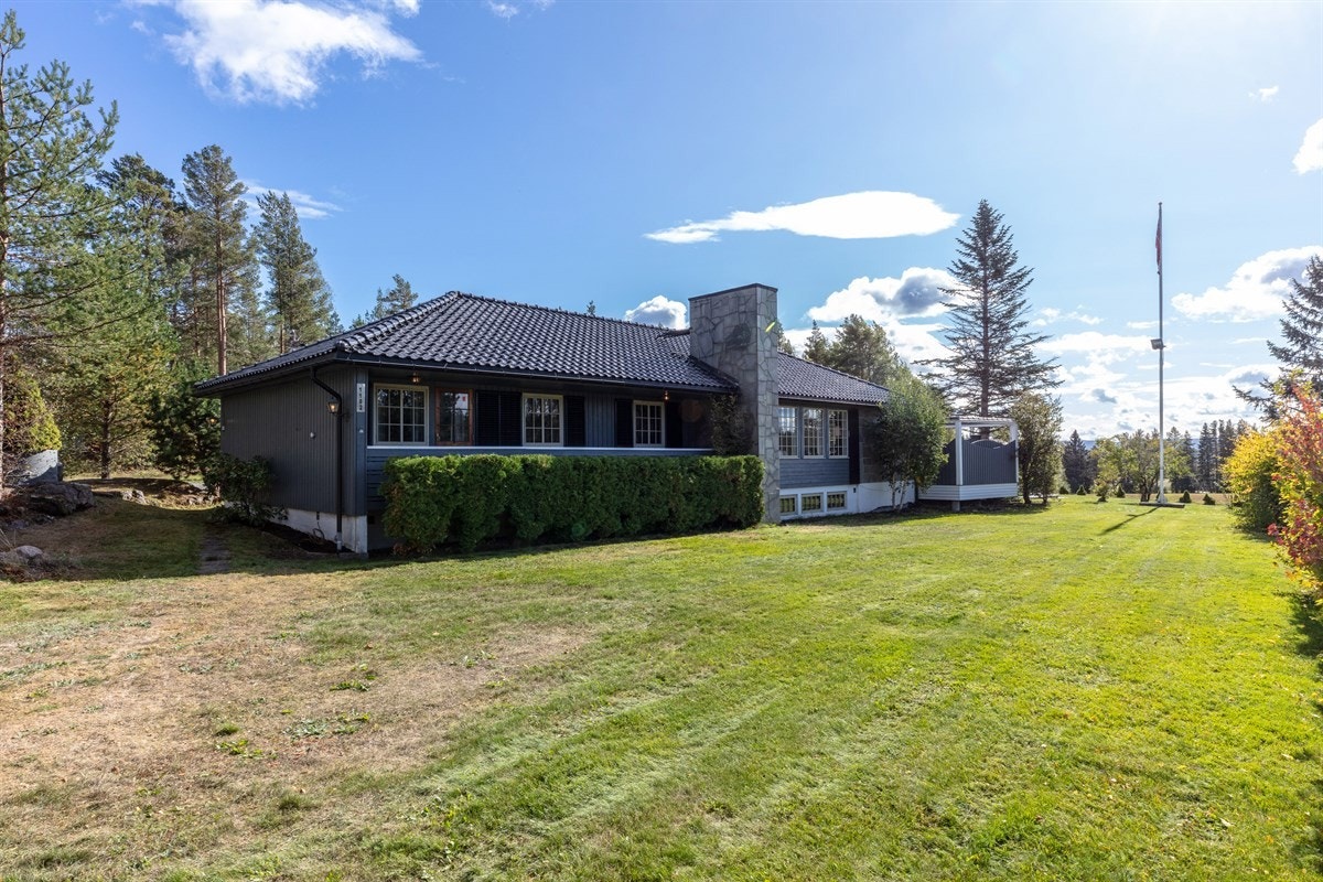 Stor enebolig med bl.a glassert takstein, bad fra 2018 og nye innvendige overflater Galleribilde