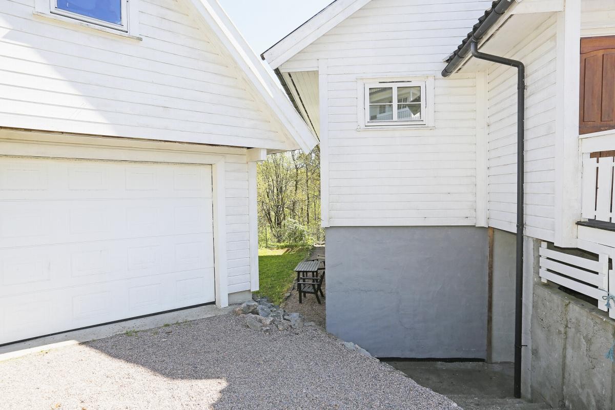 Dobbel garasje og inngang hybel Galleribilde