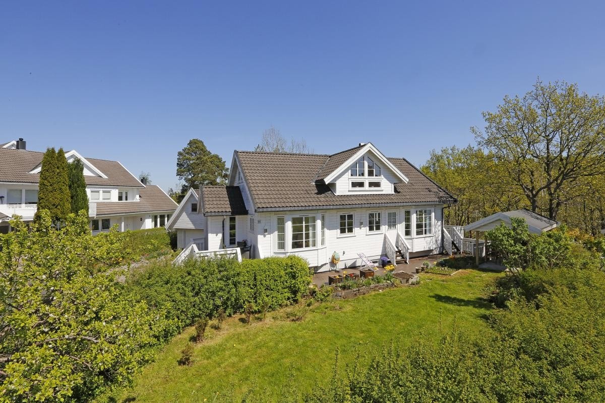 Sydvendt, solrik tomt Galleribilde