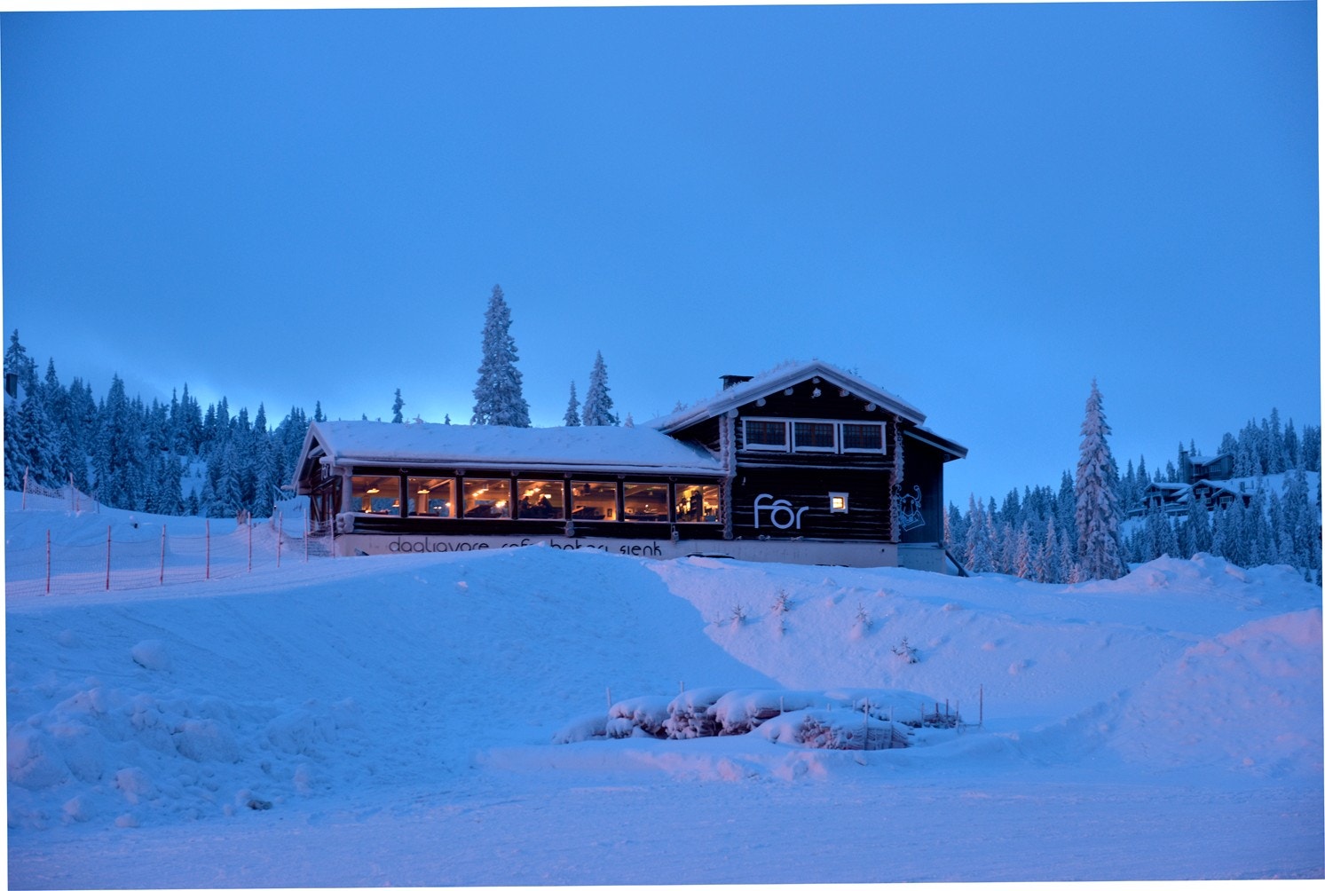 Restauranten FOR og Daglivarebutikken Børsson. Endel av Kvitfjell Alpinlandsby som er oppstartet. Galleribilde