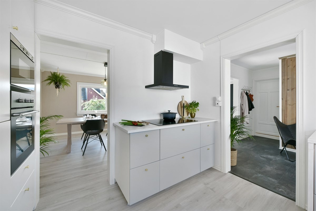 Kjøkkenet ligger i eget rom og er praktisk innredet med en moderne og stilren Ikea-innredning fra 2017. Galleribilde