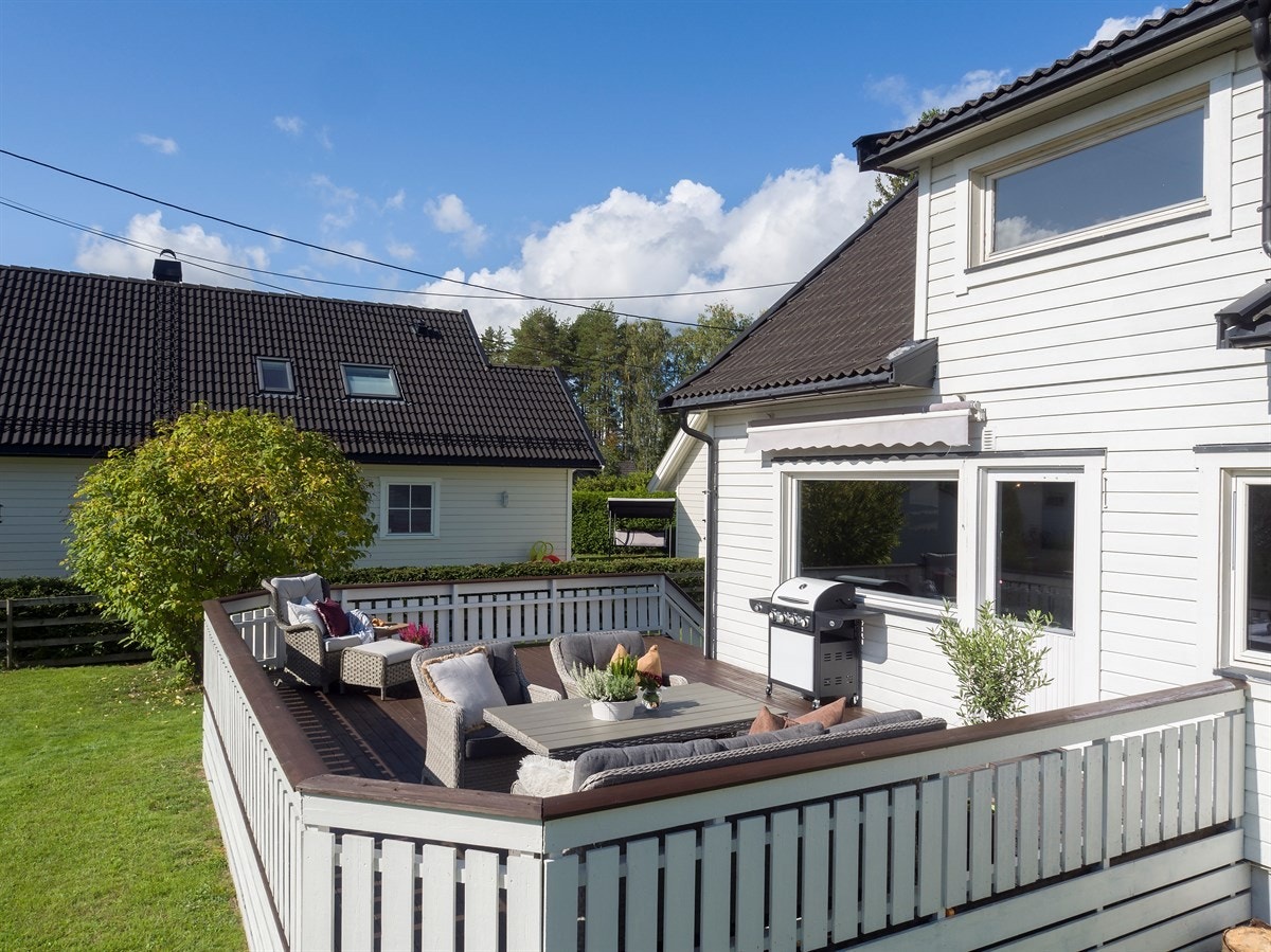 Fra stuen har man utgang til terrasse på ca. 28 kvm med god plass til utemøbler. Galleribilde
