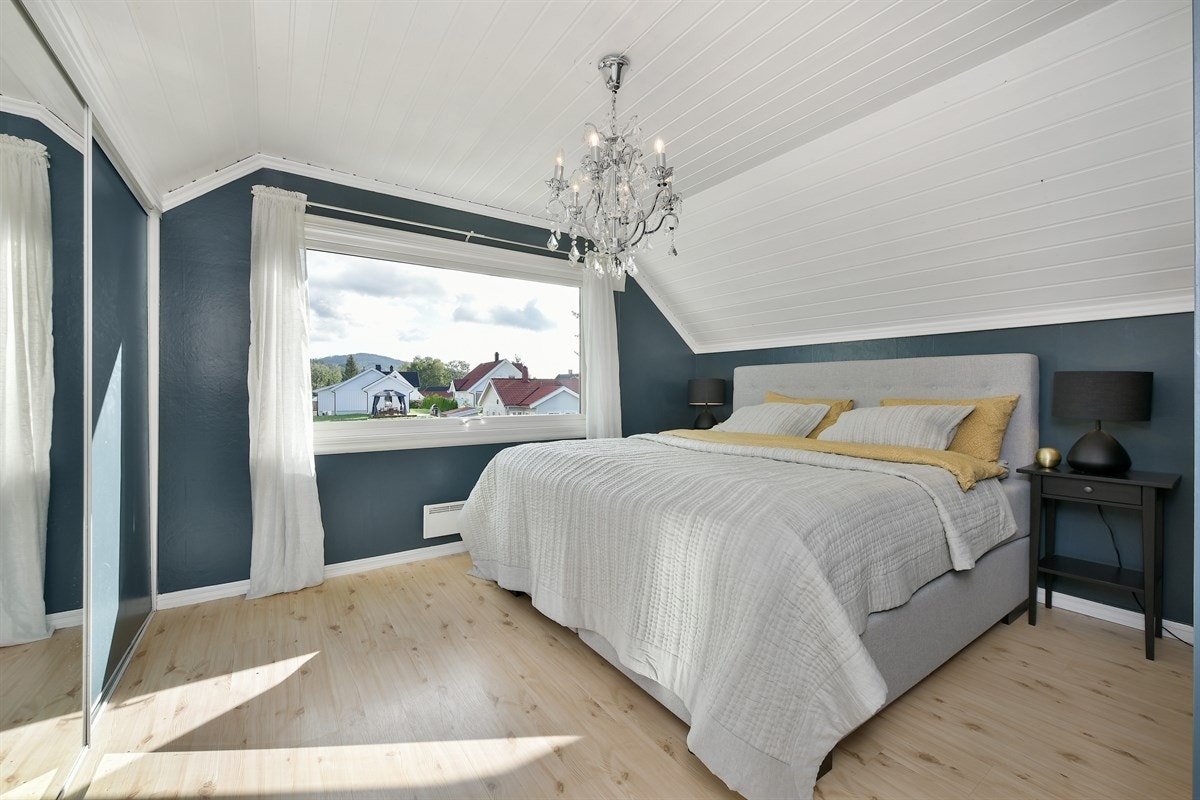 Hovedsoverom med skyvedørsgarderobe. Galleribilde
