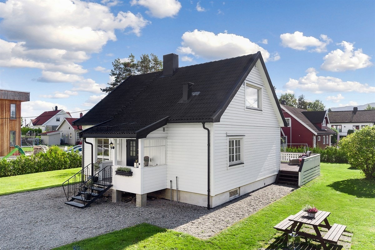 Temtemoveien 4 er en velholdt og pen enebolig med attraktiv og barnevennlig beliggenhet. Galleribilde