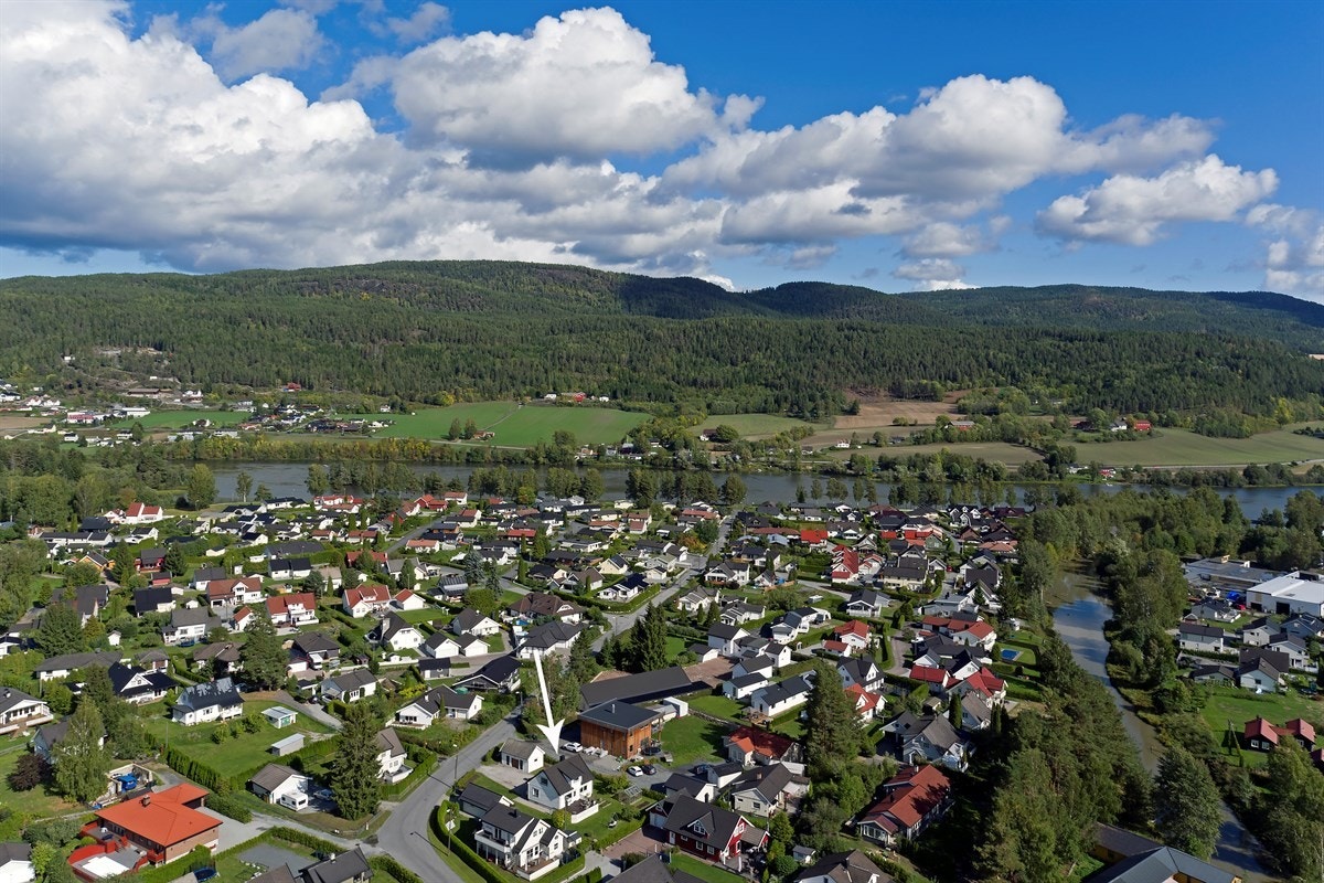 Området har nærhet til barneskole, barnehage, jernbanestasjon og gode servicetilbud. Galleribilde