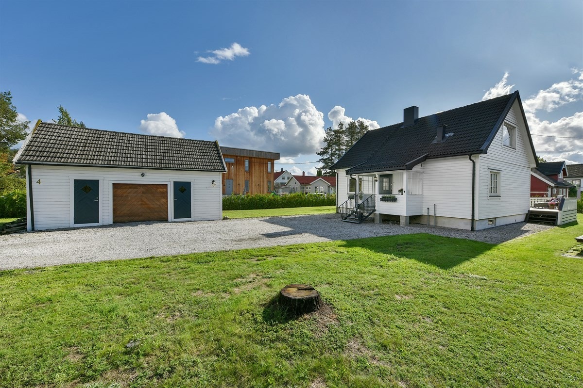 Eiendommen har en tilnærmet flat tomt med solrik og barnevennlig beliggenhet. Galleribilde