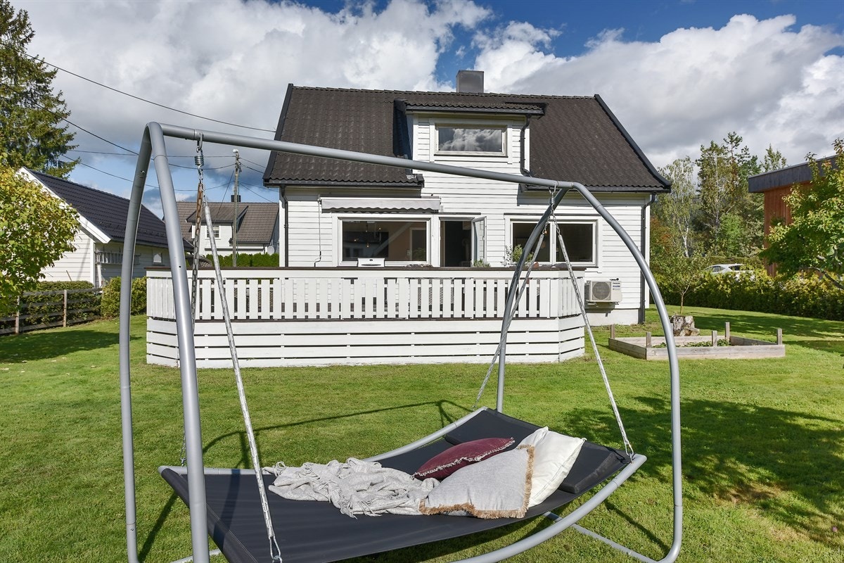 Solrik tomt. Galleribilde