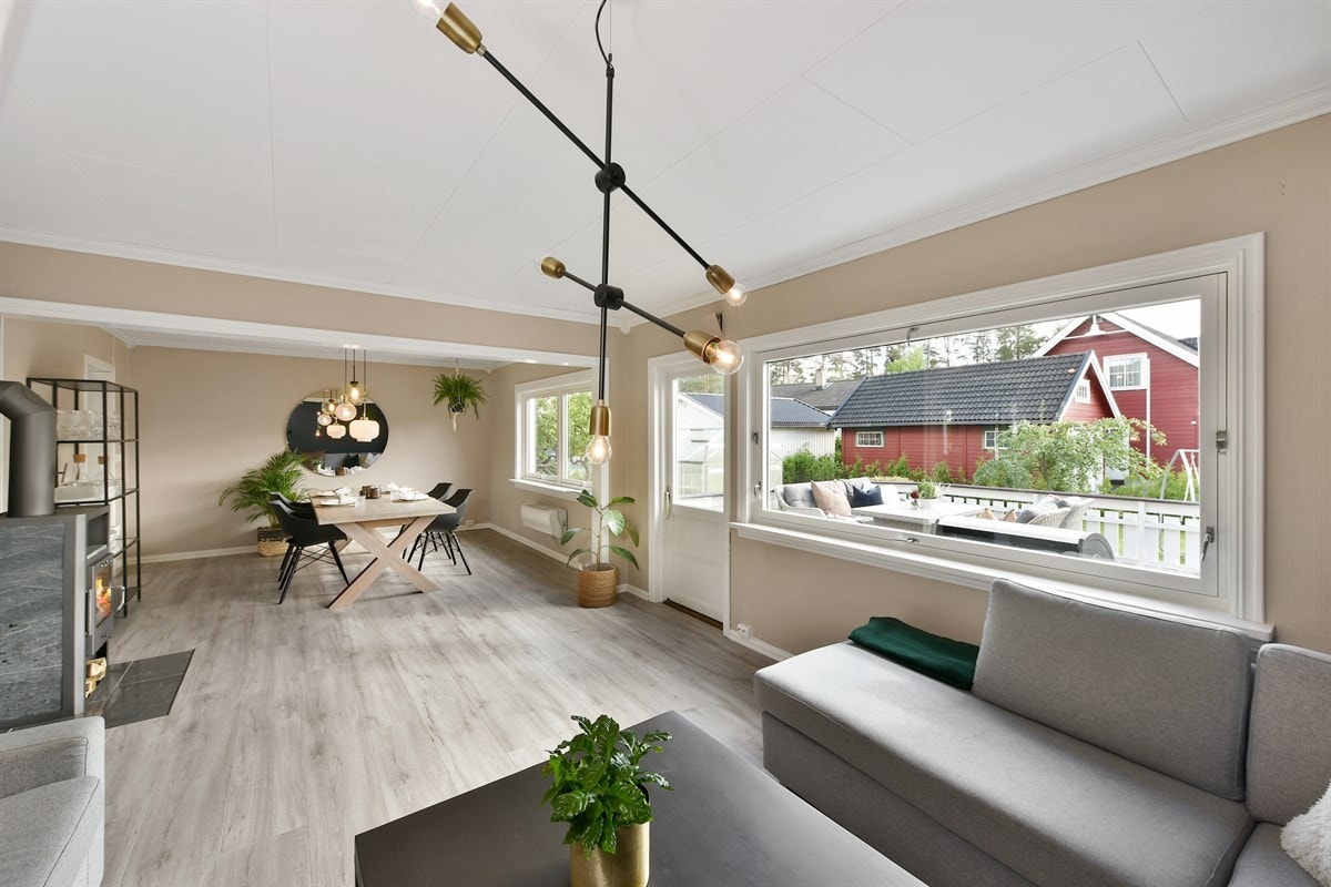 Videre finner man en peisovn for ekstra varme, samt utgang til solrik terrasse. Galleribilde