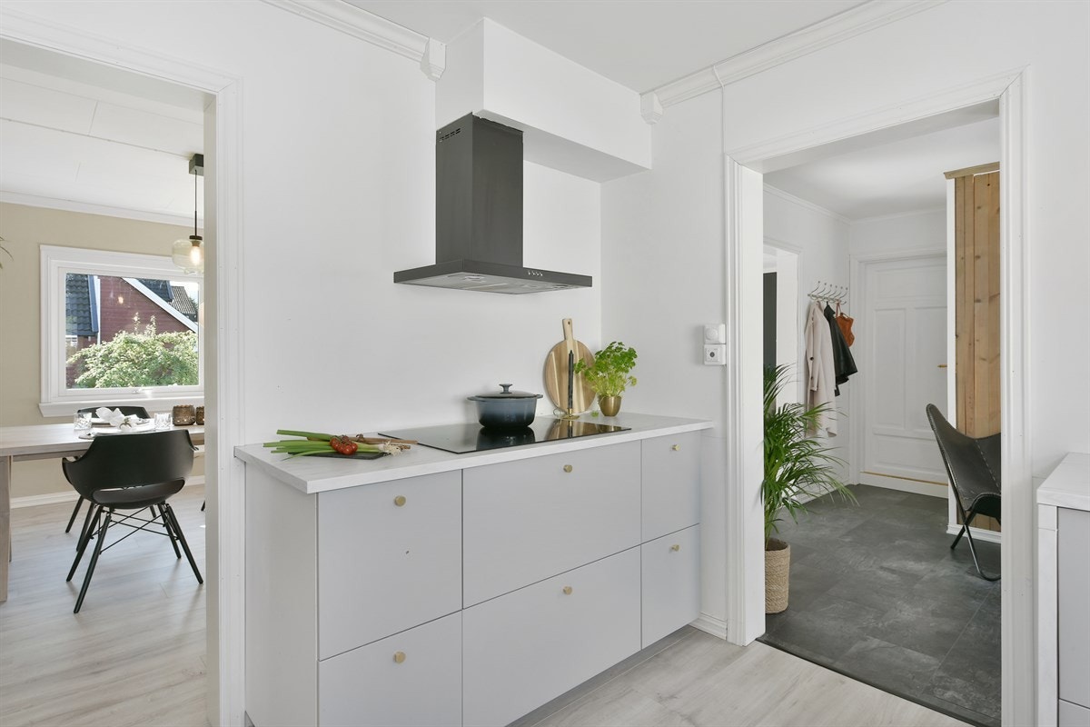 Kjøkkenet er videre utstyrt med integrerte hvitevarer i form av komfyr, induksjonstopp, mikrobølgeovn, oppvaskmaskin og kjøl-/fryseskap. Galleribilde