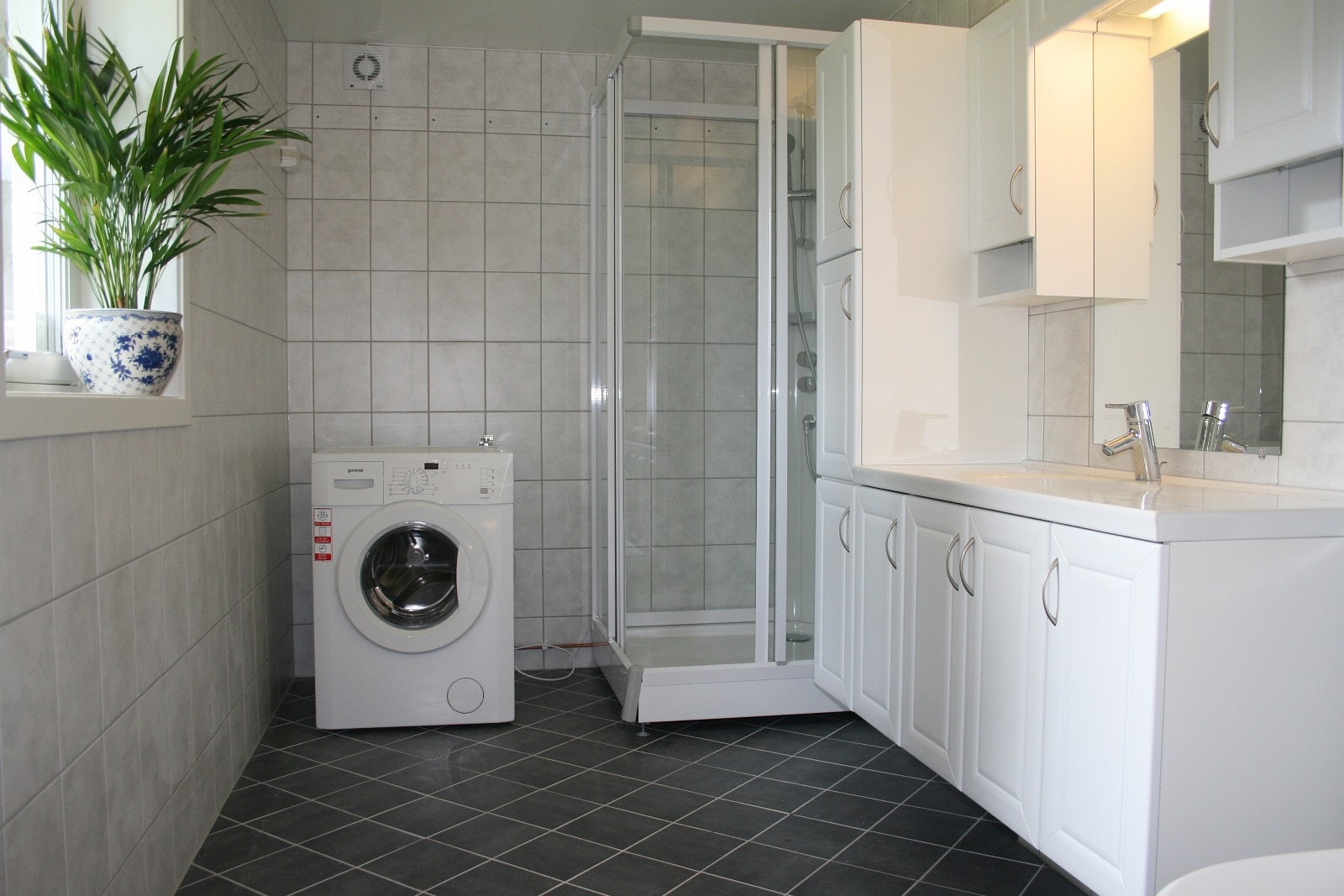 Stort flislagt bad m. vaskemaskin Galleribilde