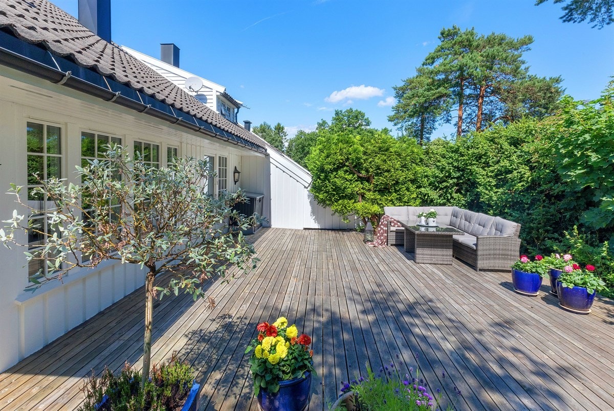 Meget usjenert hage med gode solforhold Galleribilde