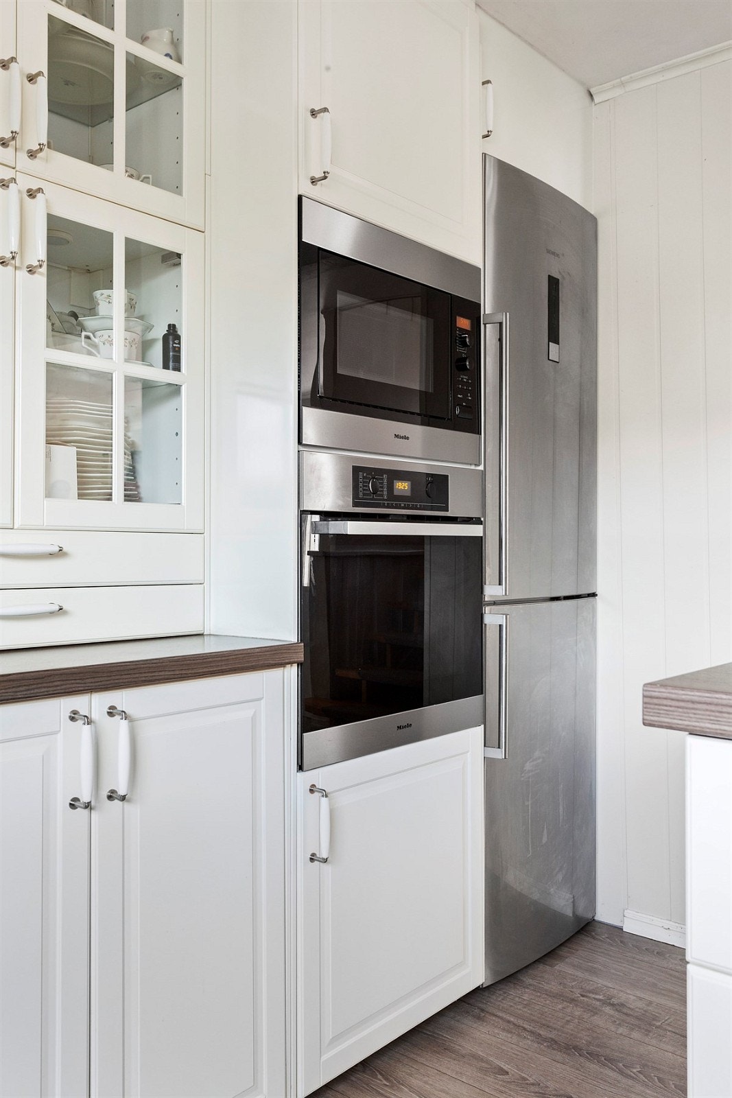 Rommet har lysmalte veggoverflater og laminatgulv. Galleribilde