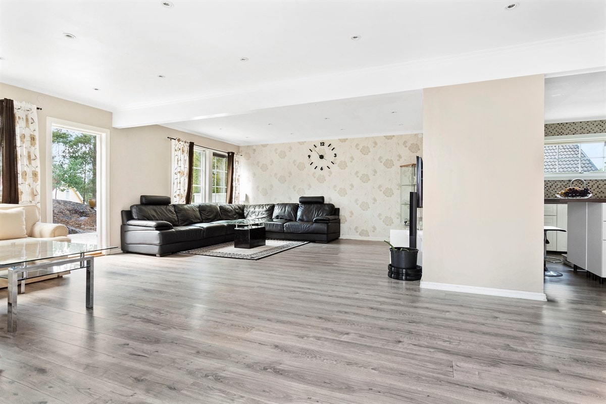 Fra stuen er det utgang til flotte, solrike uteområder, som legger forholdene til rette for å nyte solen. Galleribilde