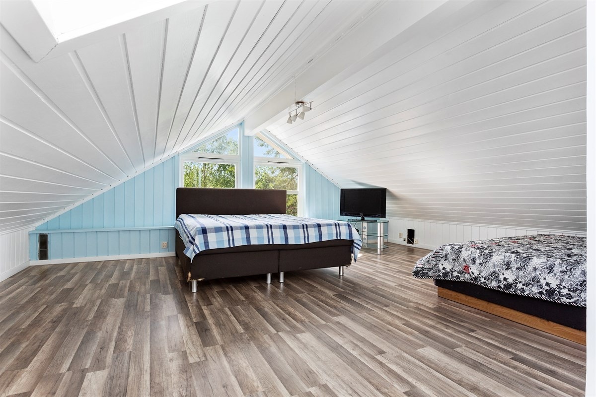 Soverommet har lysmalte veggoverflater og laminatgulv. Galleribilde