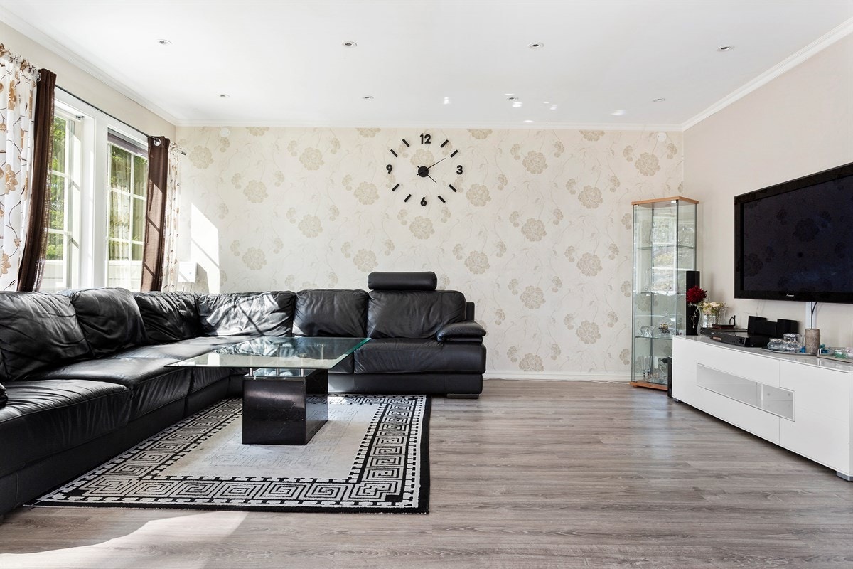 Rommets gode utforming gjør at det enkelt lar seg møblere med sofa, tv-møblement og spisebord. Galleribilde