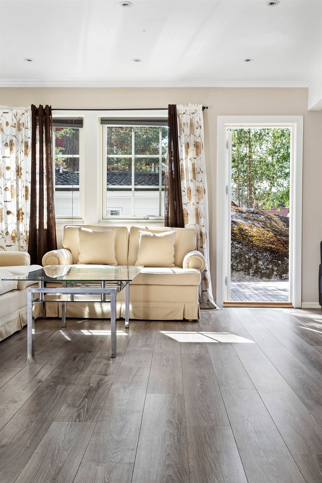 Stuen er romslig, lys og tiltalende. Galleribilde