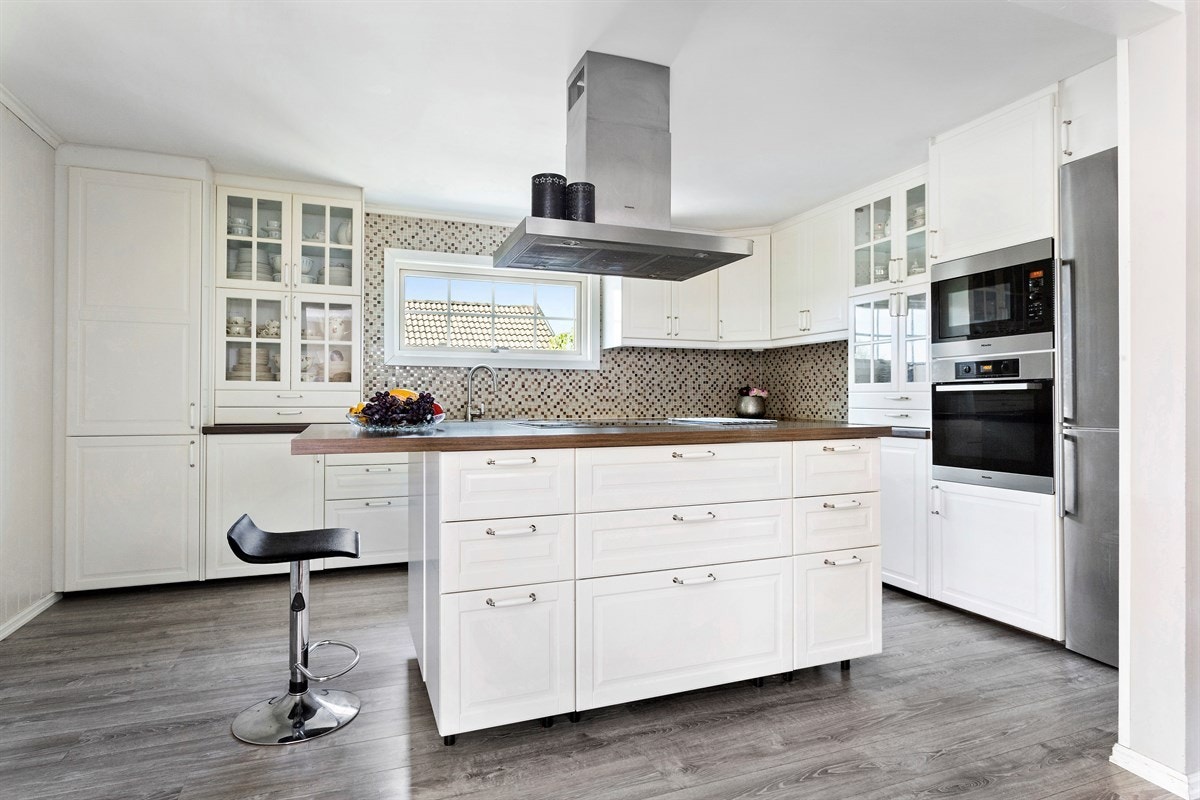 Innredningen består av vegghengt separat kjøkkenventilator, plass for oppvaskmaskin, komfyr samt separat kjøleskap og fryser. Galleribilde