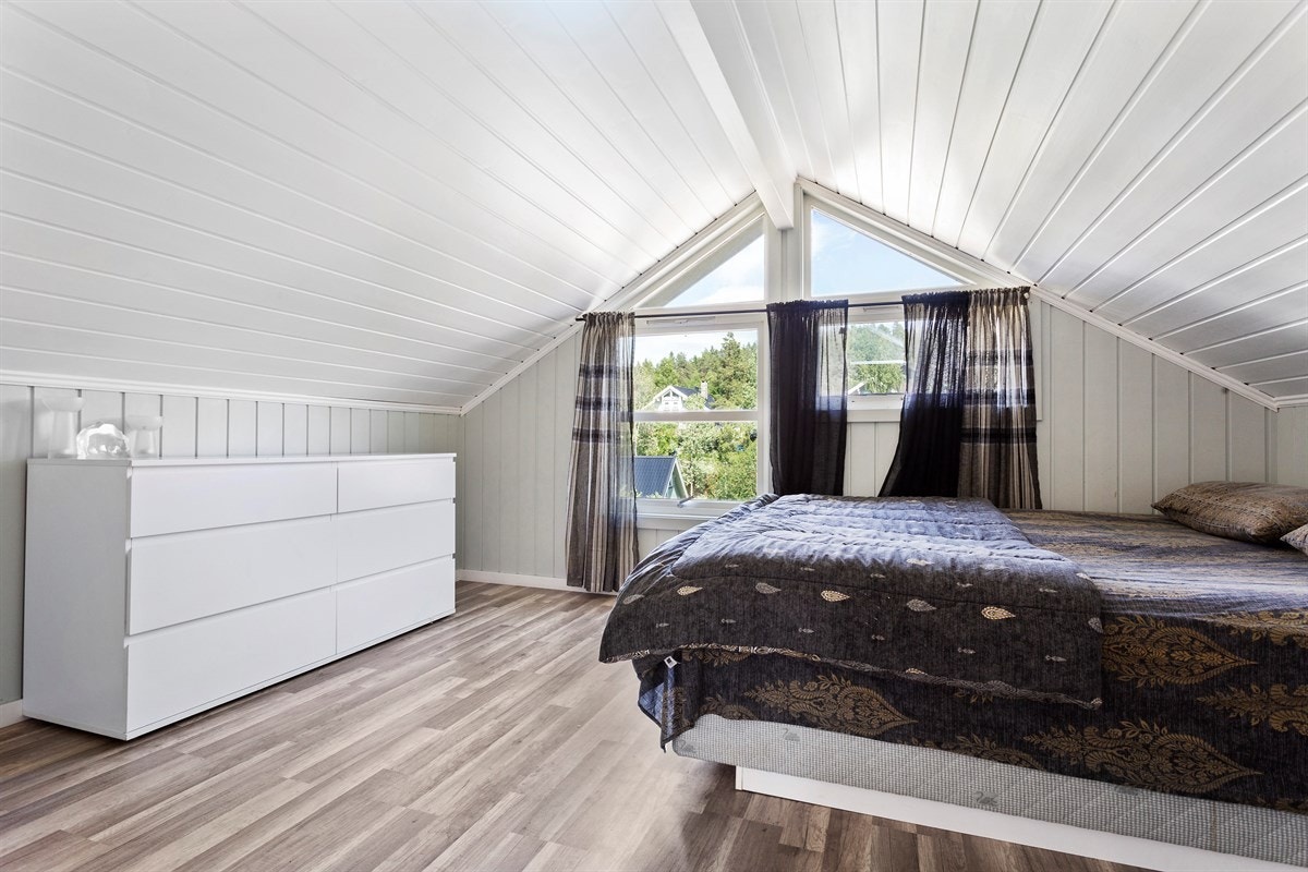 Hovedsoverommet har gode oppbevaringsmuligheter og utgang til terrasse hvor utsikten kan nytes like godt fra soverommene som fra stuen. Galleribilde