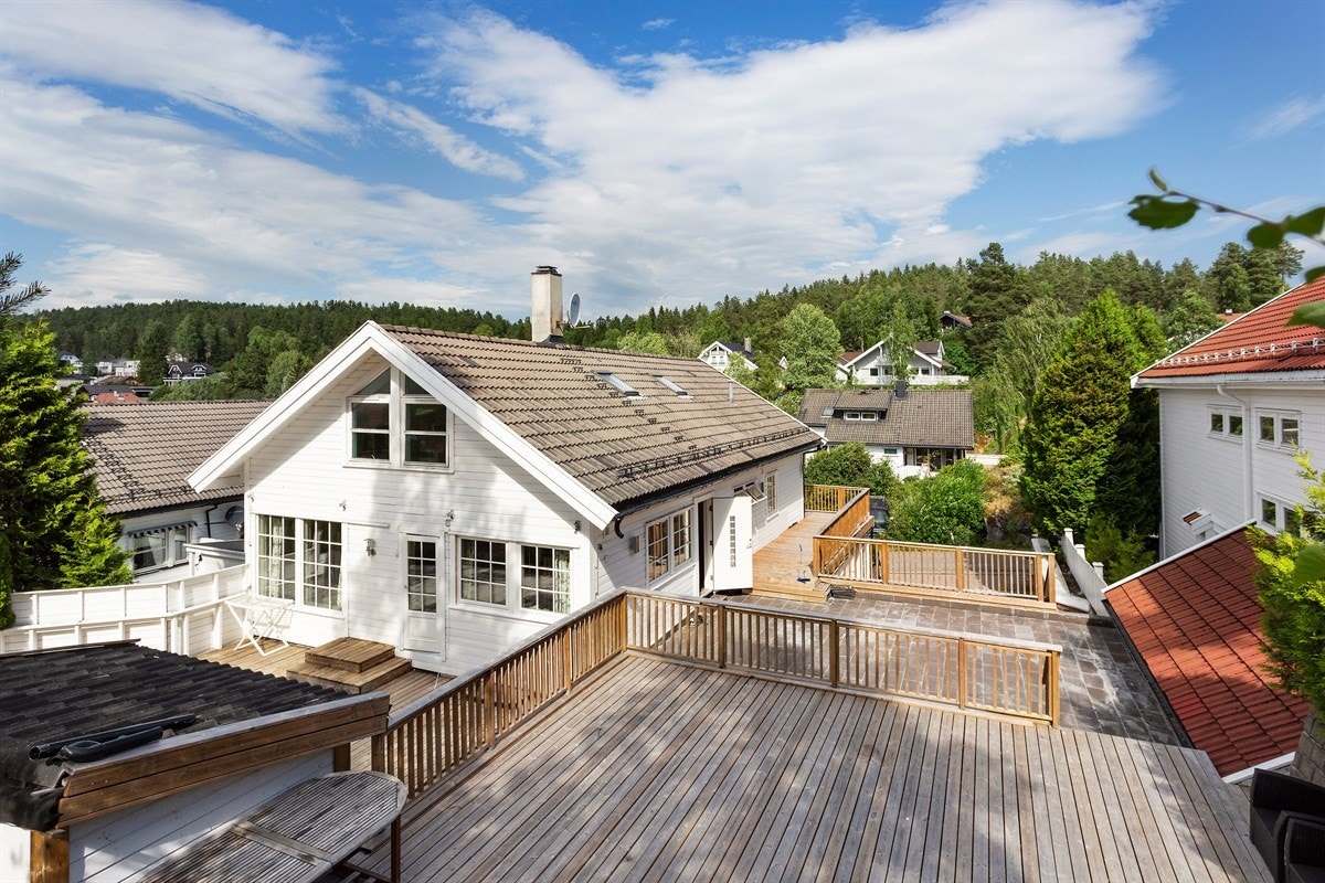Boligen ligger i et veletablert, attraktiv og meget barnevennlig område på Brenna i Oslo Kommune. Galleribilde