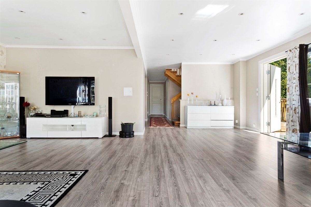 Rommet har laminatgulv, overflater holdt i lyse, tidsmessige farger og downlights i himling. Galleribilde