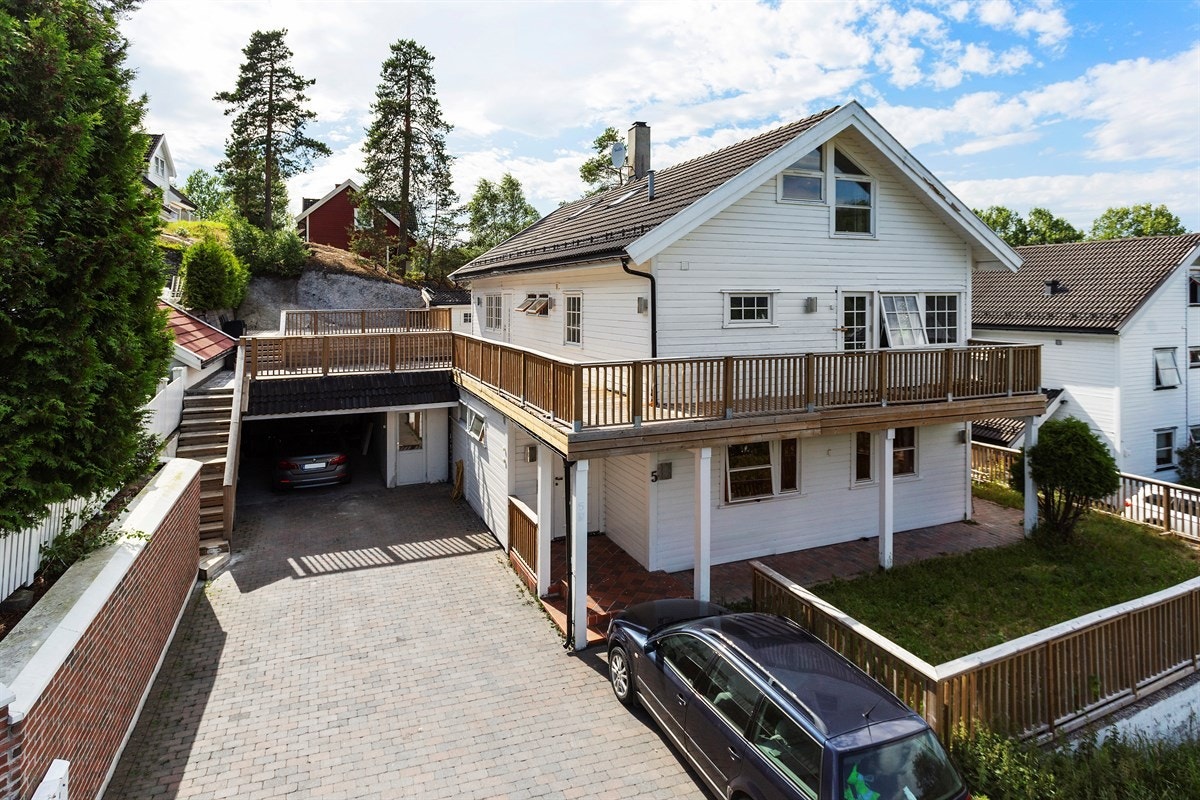 Ali Hashmi ved Eie Eiendomsmegling har gleden av å presentere Smalåkeren 5, en innholdsrik bolig over 3 plan. Galleribilde