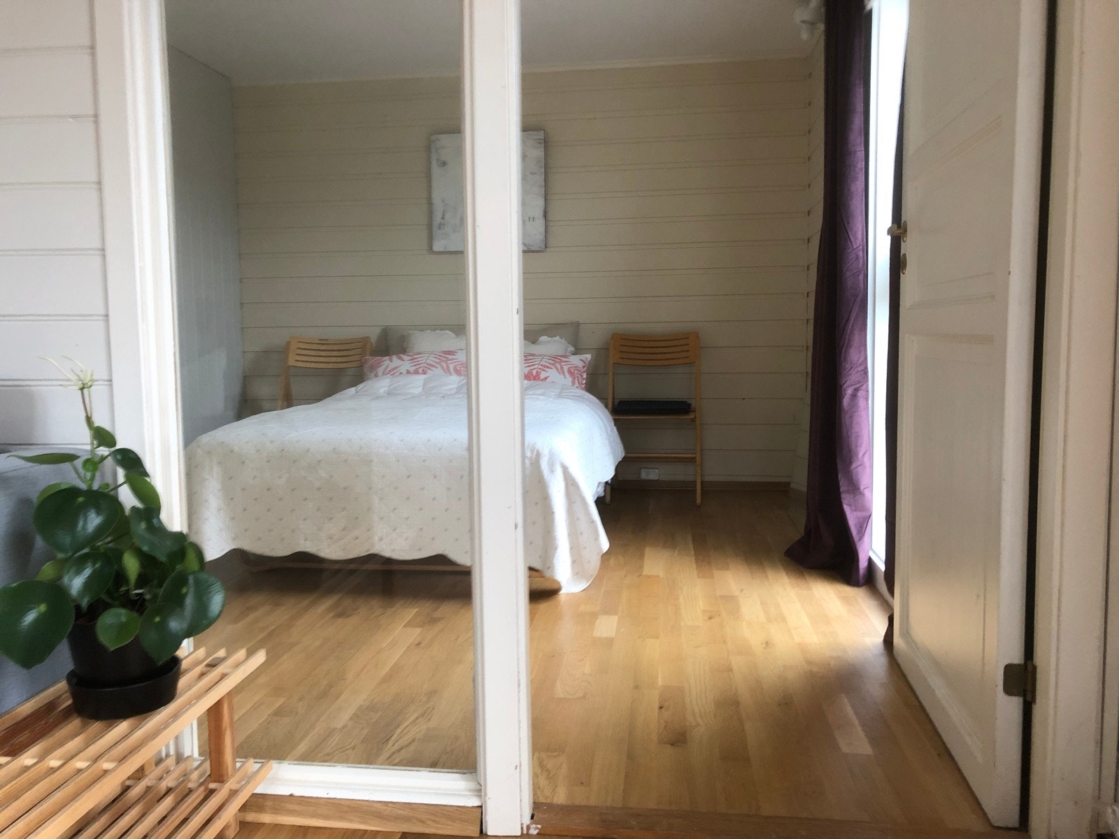 Soverommet med plass til dobbeltseng. Du må ha din egen seng. Galleribilde