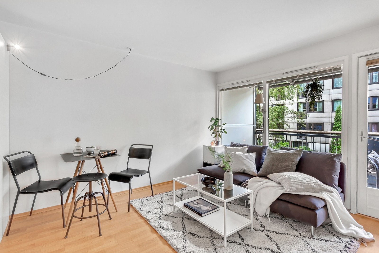 I stuen er det plass til ulike spisegrupper med tilhørende salongbord. Galleribilde