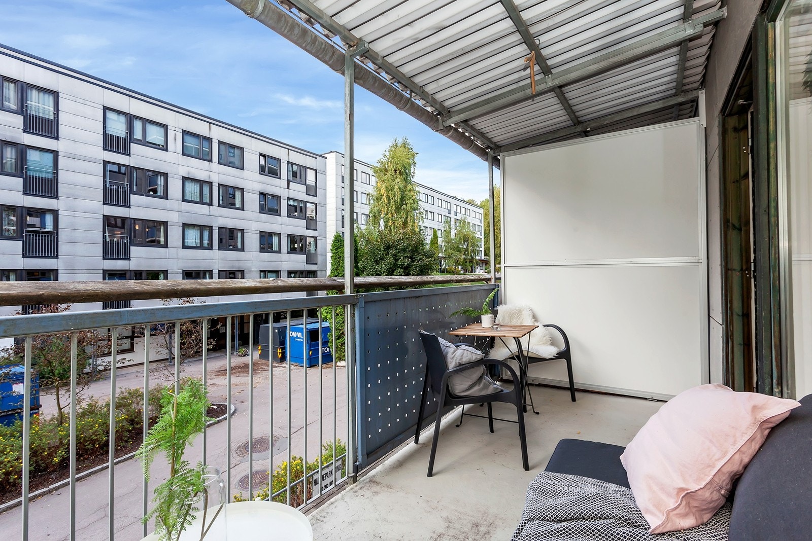 Utgang til romslig balkong på 8 kvm. God plass til ulike sittegrupper. Galleribilde