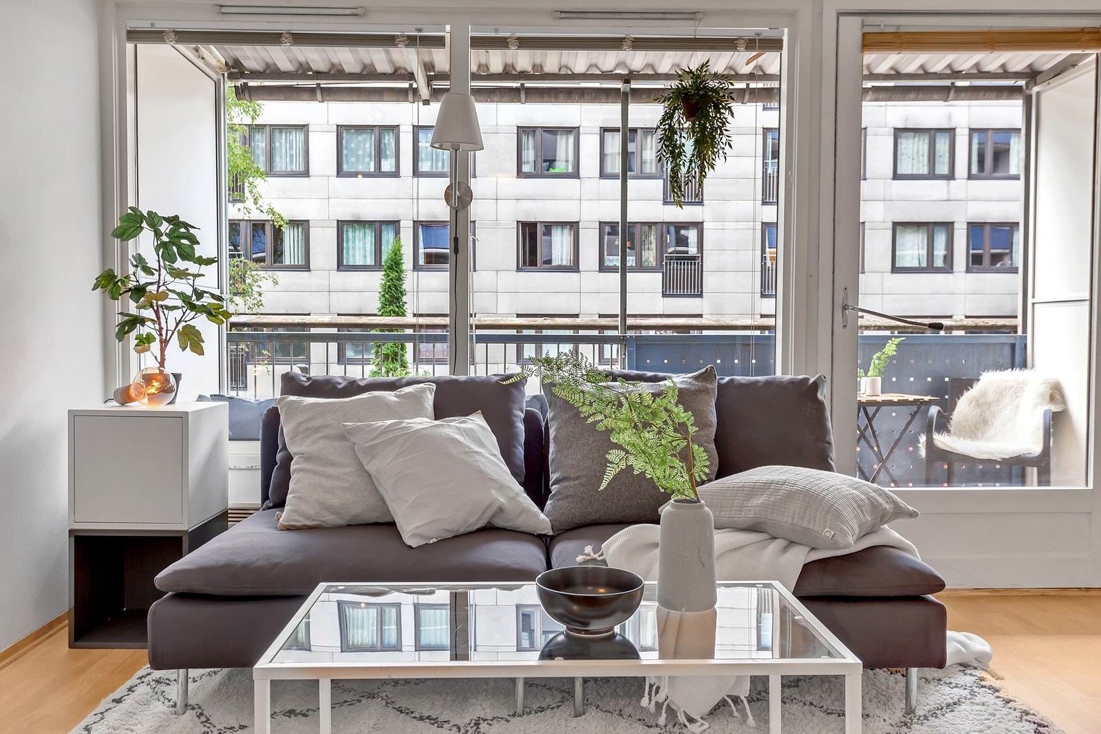 Lys og innbydende stue med store vindusflater og direkte utgang til balkong. Galleribilde