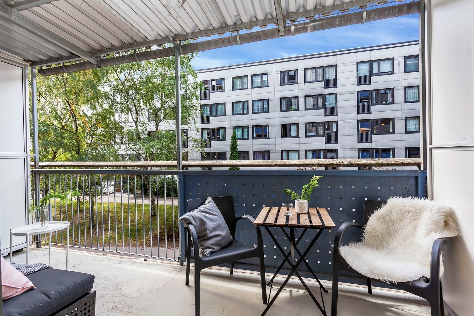 Fra balkongen er det hyggelig utsyn over borettslagets fellesarealer. Galleribilde