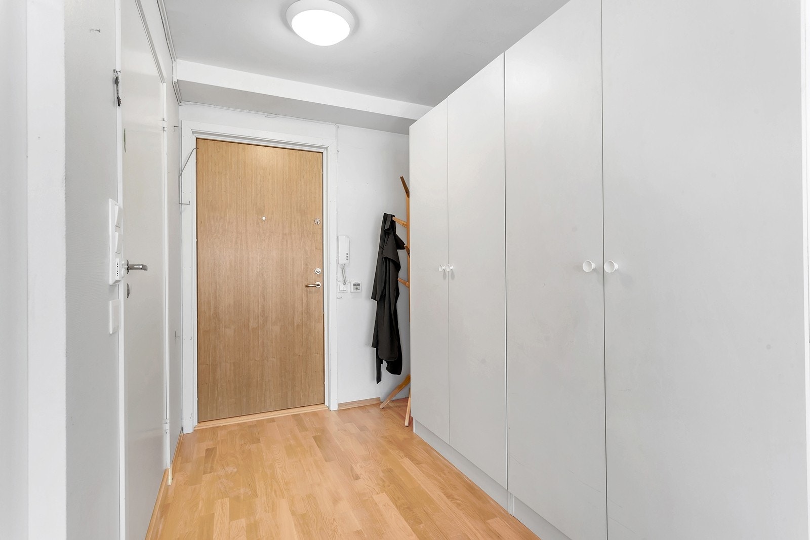 Velkommen inn! Godt med skap- og garderobeplass. Galleribilde