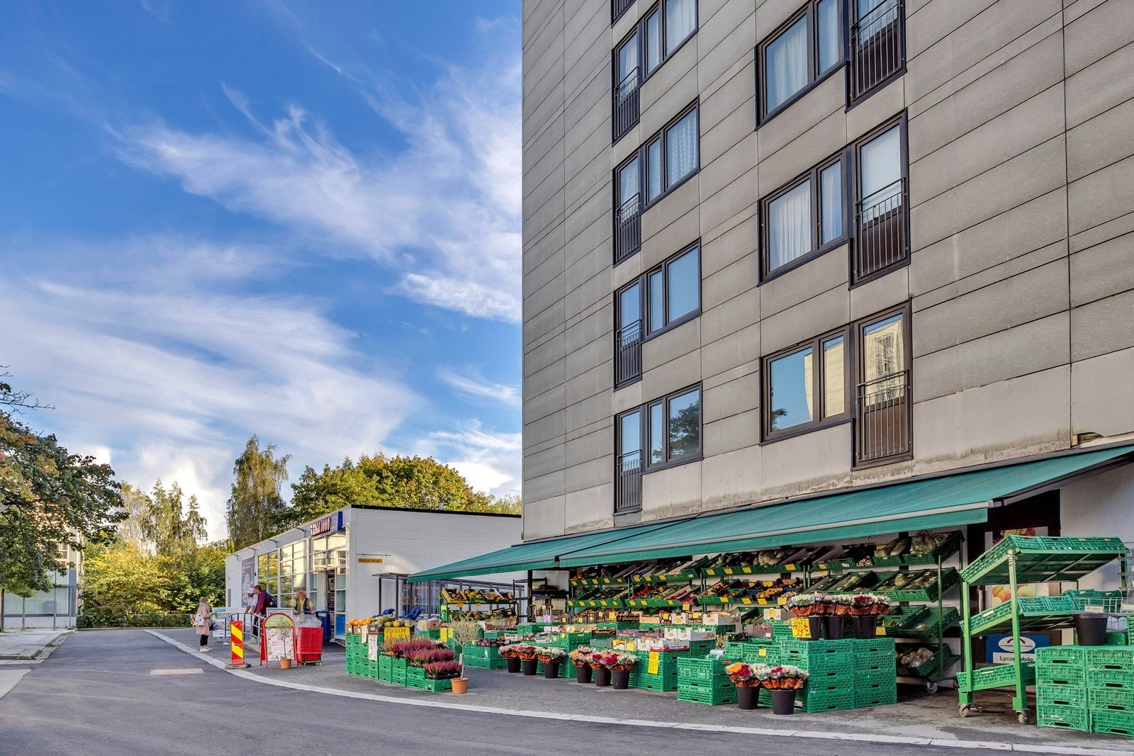 Egen frukt og grønt forretning i umiddelbar nærhet. Galleribilde