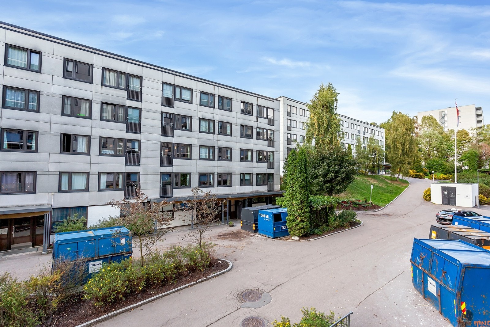 Borettslaget holder i dag på med et omfattende fasadeprosjekt der bla. vinduer, verandadører, tak og verandagulv er involvert. Ny fasade blir pusset i en lys farge. Galleribilde