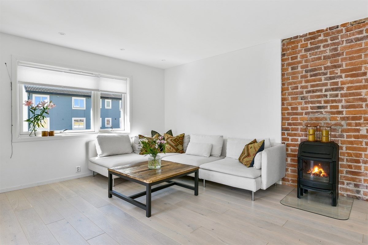 Tiltalende stue med koselig peisovn. Galleribilde