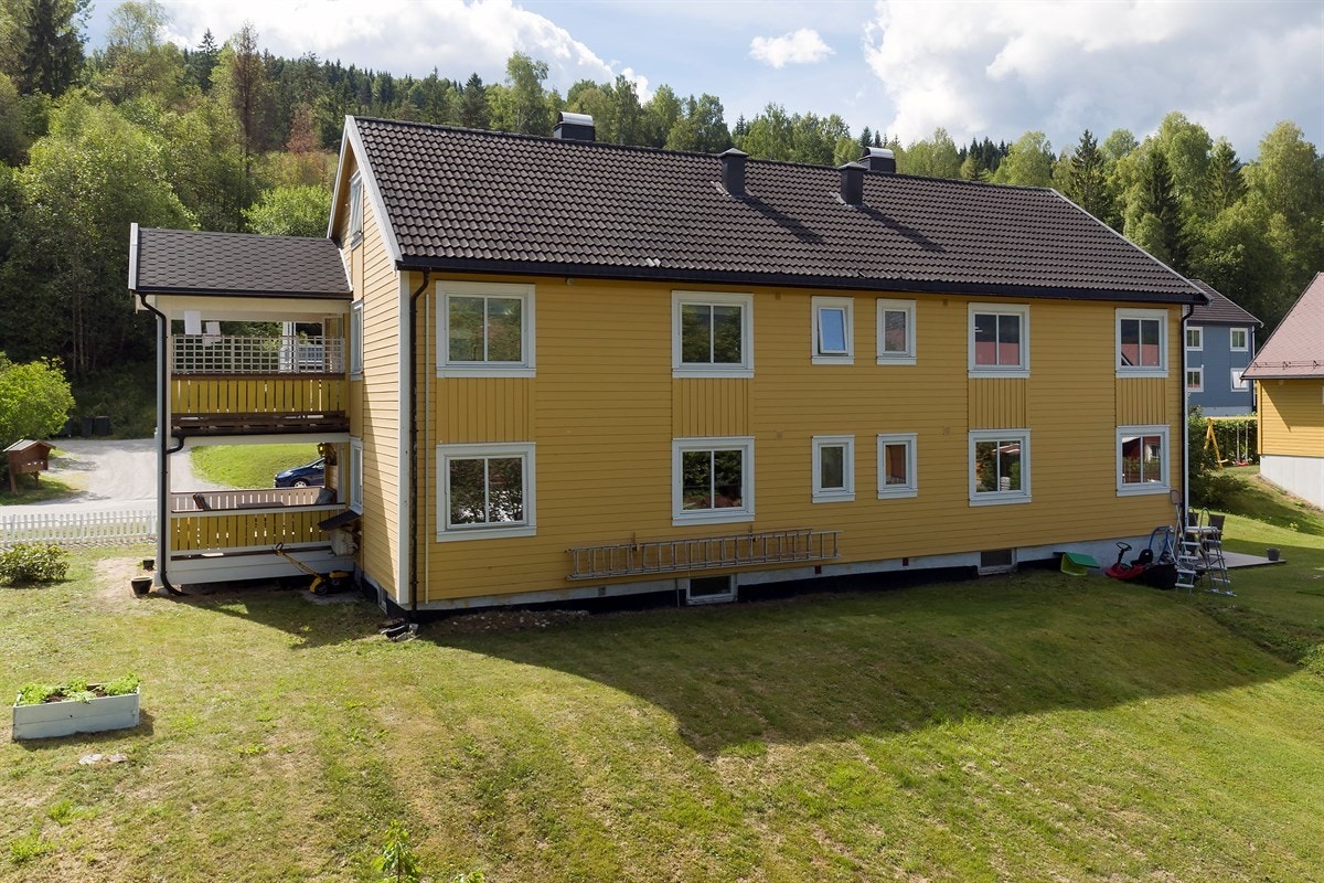 Eiendommen ligger i et attraktivt og meget sentralt boligområde på Gulskogen i Drammen kommune. Galleribilde