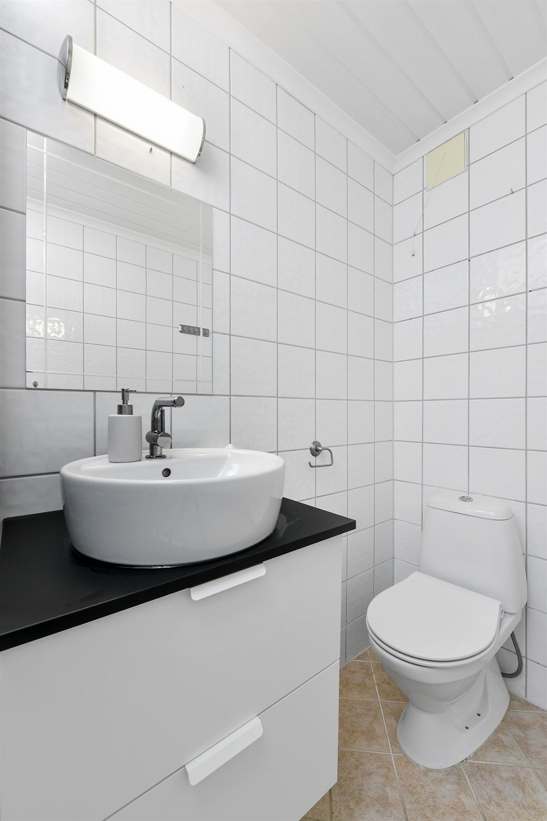 I tillegg finnes det gulvstående toalett, og dusjkabinett med skyvedør og regnfallsdusj. Galleribilde