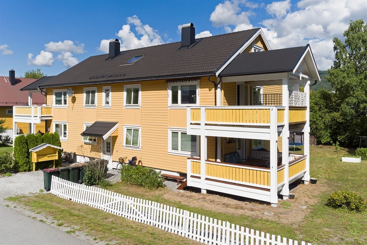 Leiligheten har utgang fra stuen i en solrik veranda med koselig saltaksoverbygg. Galleribilde