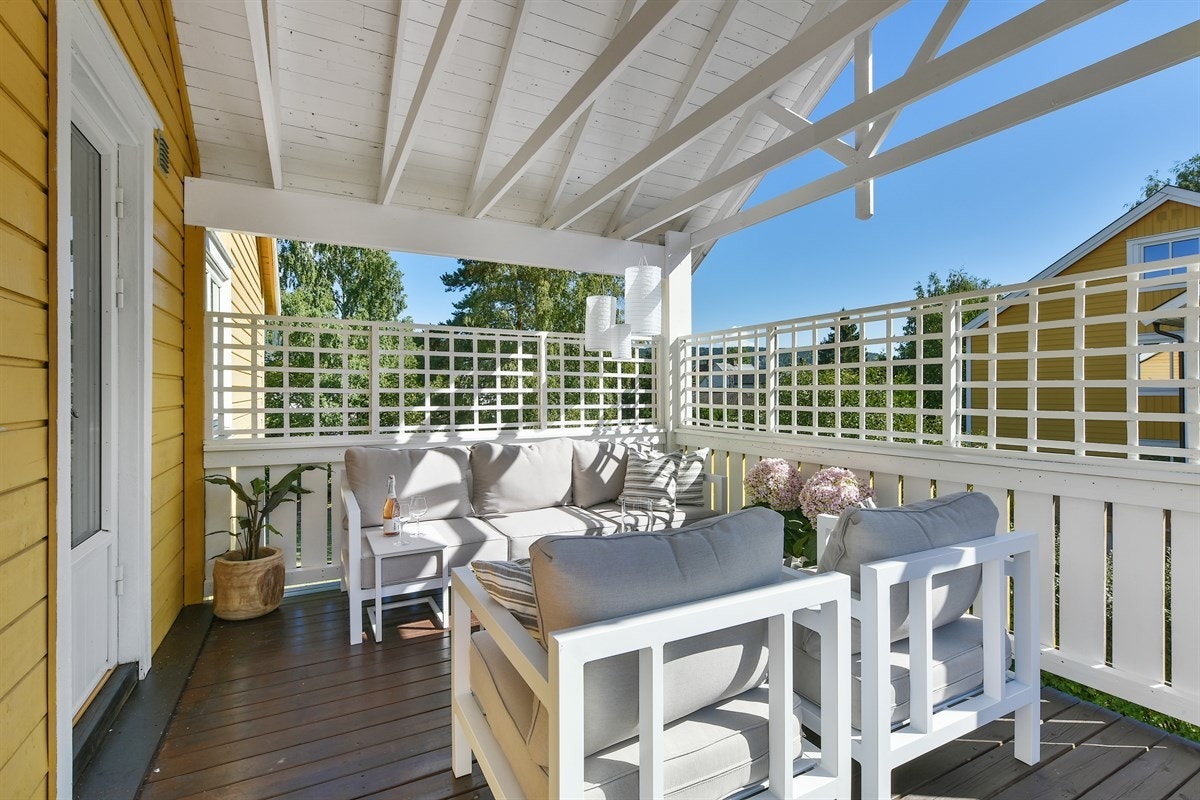 Det er god plass for utemøblement, og sol hele dagen. Galleribilde