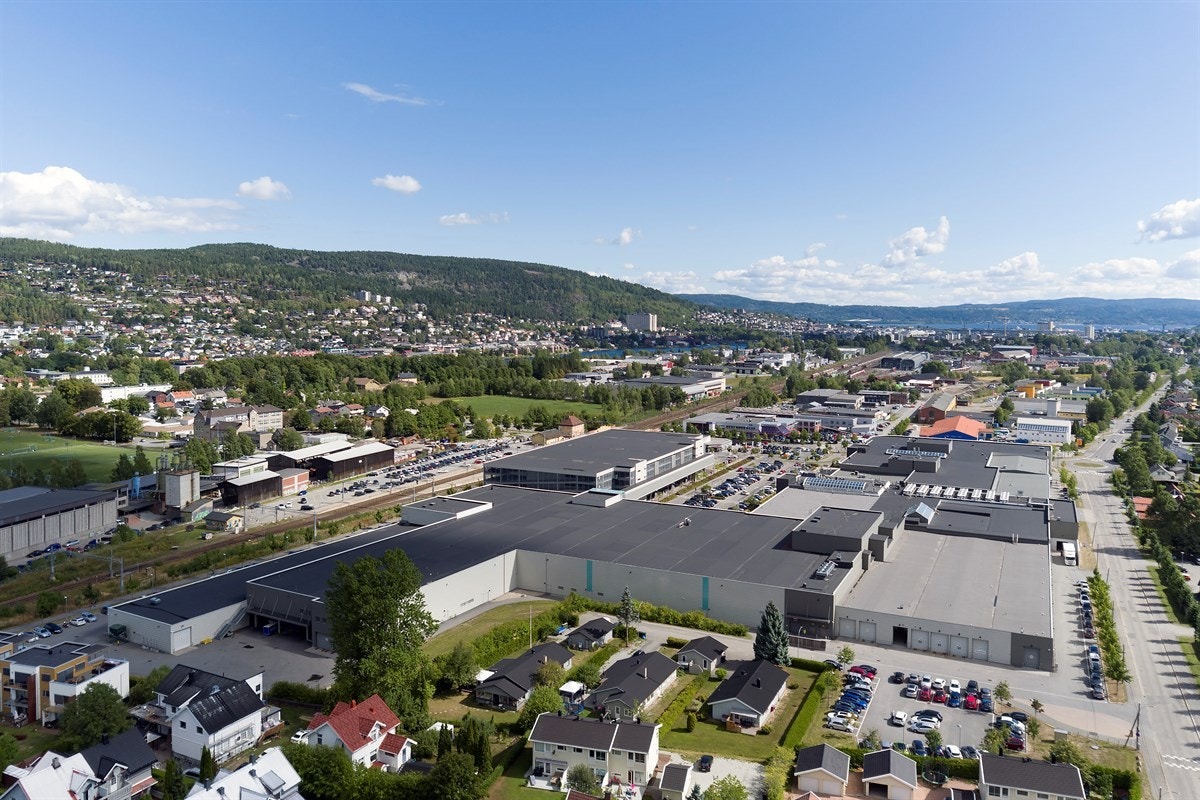 Ønsker du ytterligere servicetilbud er det kort vei til Gulskogen Senter med 120 spennende butikker og 1100 gratis parkeringsplasser. Galleribilde