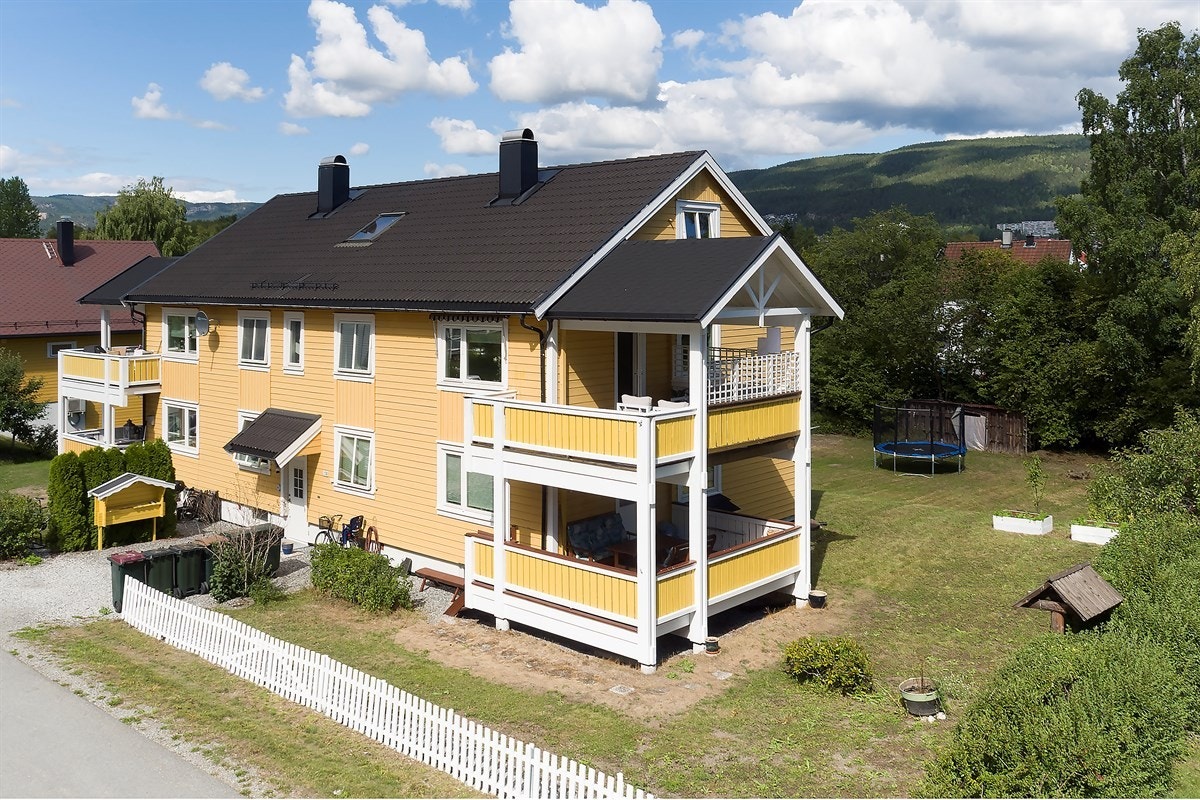 Området ligger med nærhet til barne- og ungdomsskole, offentlig kommunikasjon, samt et stort kjøpesenter med et rikt og variert butikkutvalg. Galleribilde