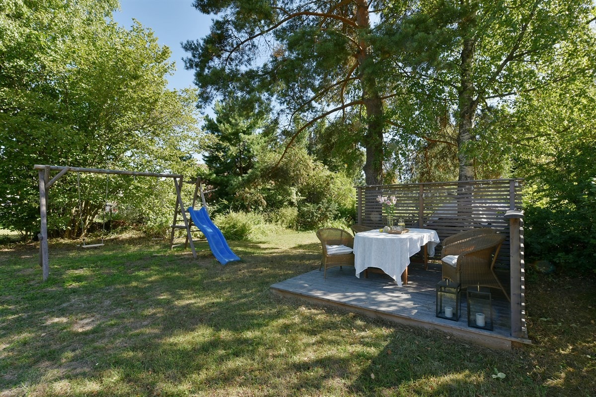 Det er gode muligheter for utelek på så vel den velpleide plenen, som i medfølgende lekeapparater. Her finnes også en koselig markplatting. Galleribilde