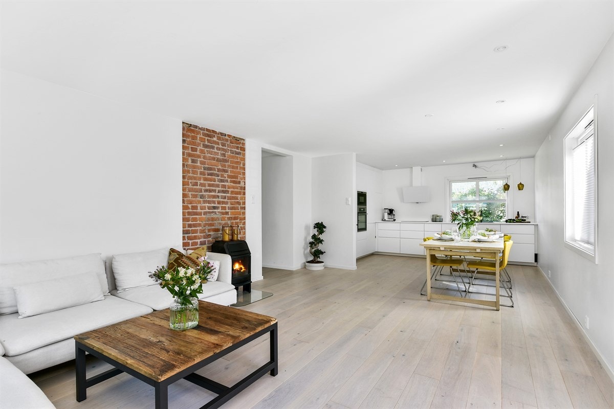 Det er enstavs eikeparkett, hvitmalte vegger, downlights, samt god plass for sofaløsning med tilhørende møblement og spisebord. Galleribilde