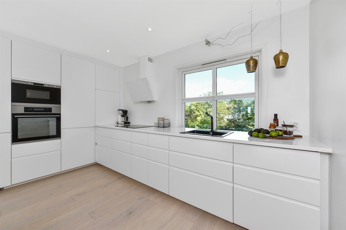 Kjøkkenet er lyst og lekkert fra 2017. Galleribilde