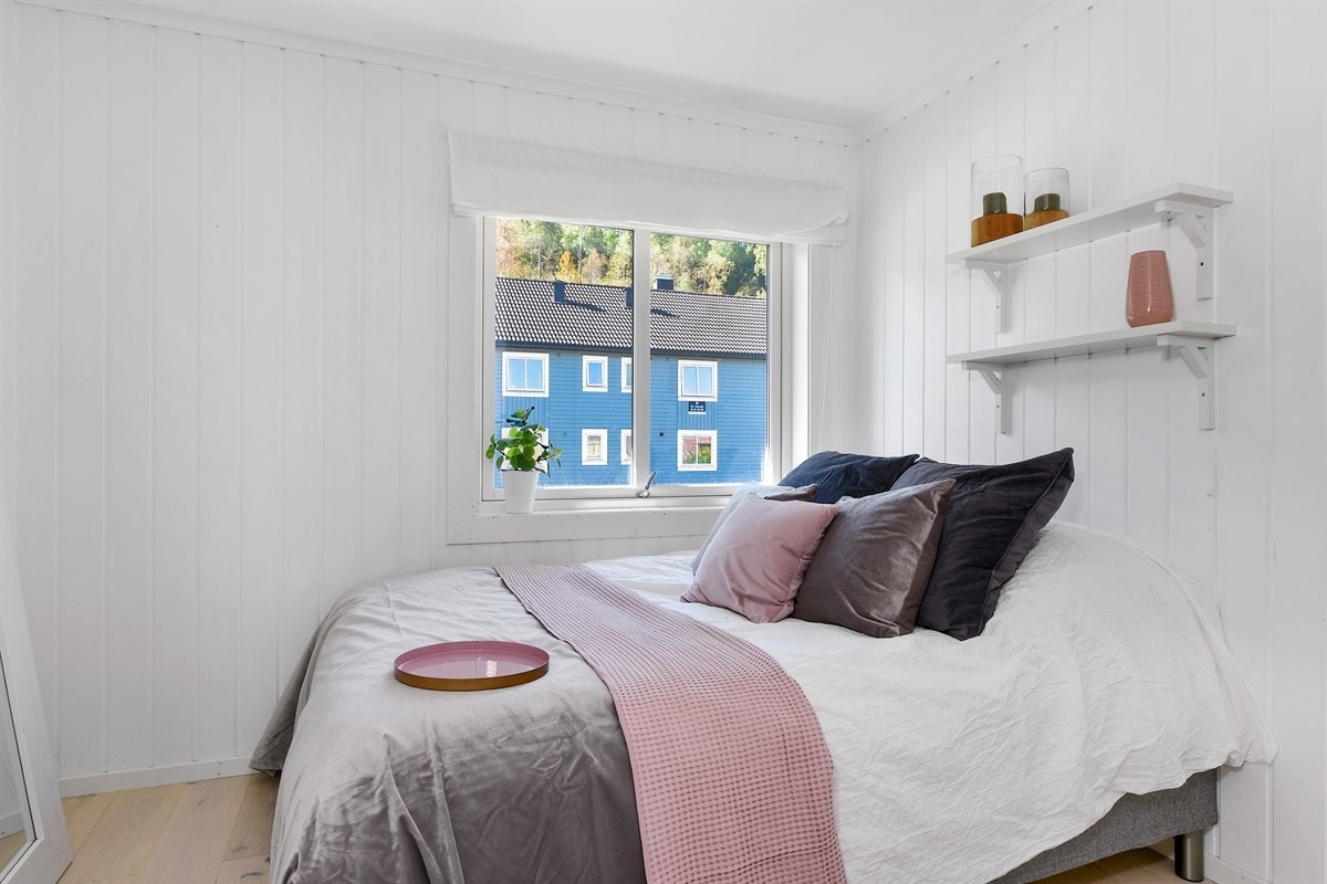 Leiligheten har to lyse og innbydende soverom med tilhørende garderobeskap på begge. Galleribilde