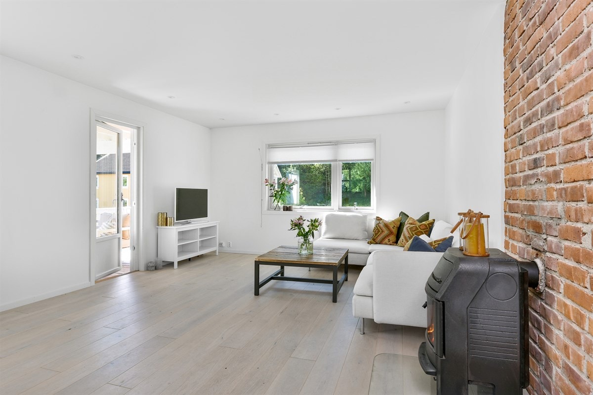 Glassdør mot den solrike terrassen. Galleribilde