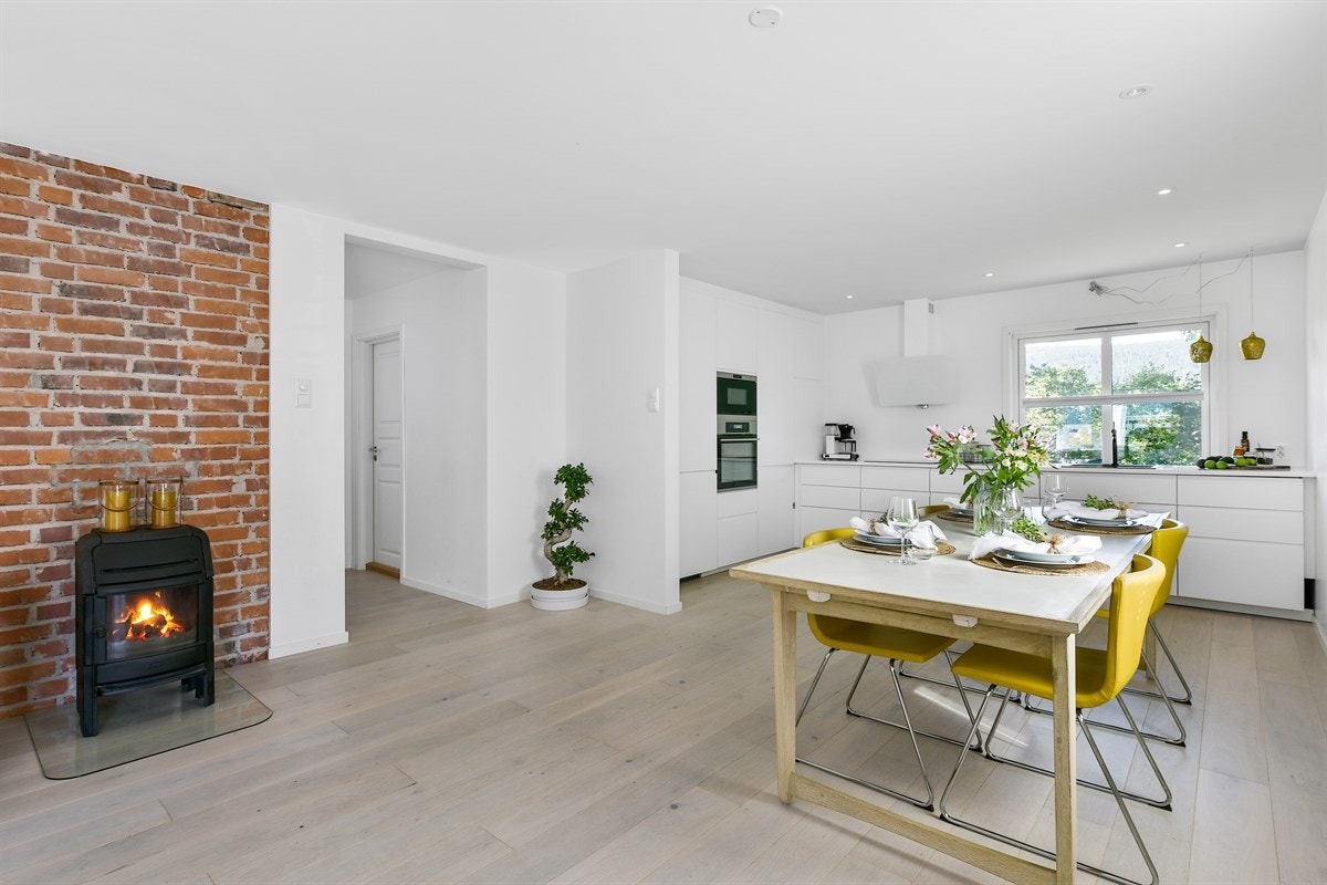 Privatmegleren ved John Granly Steen og Kristian Arthur Brunvoll har gleden av å presentere denne betydelige påkostede 3-roms rekkehusleiligheten med romslig overbygget veranda og koselig peis på Gulskogen i Drammen. Galleribilde